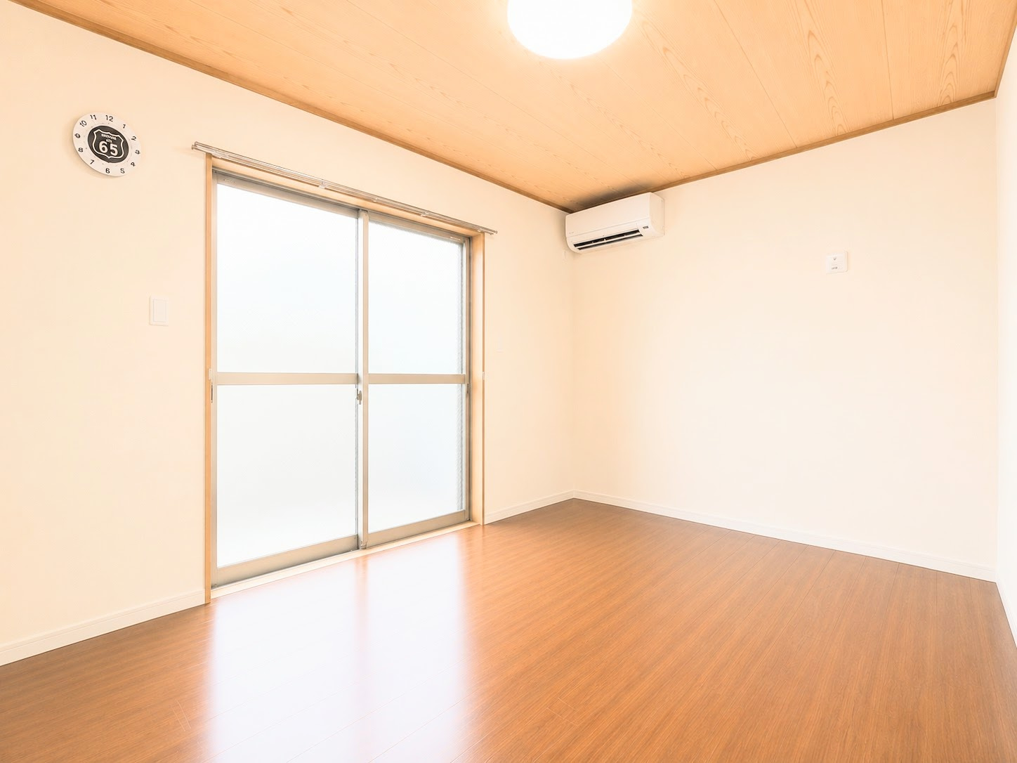 ◆室内はいつも明るい印象なので気持ちの良い朝を迎えられます。各部屋にはクローゼットを完備しており、収納が多いお家はすっきりして快適空間です。（写真は加工しています。）