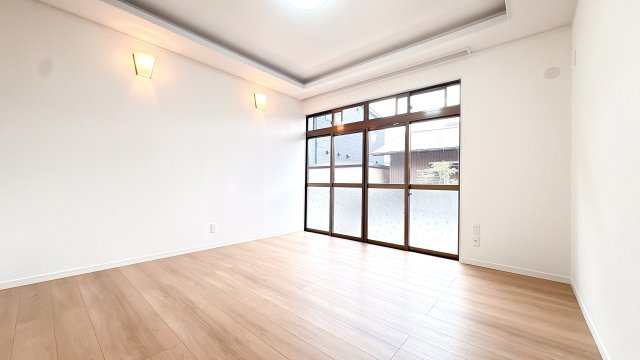 1Ｆ7．3帖の南側洋室になります♪