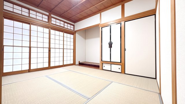 1Ｆ6帖の和室になります♪縁側もついておりゆったりとお過ごしいただけるお部屋になっております♪