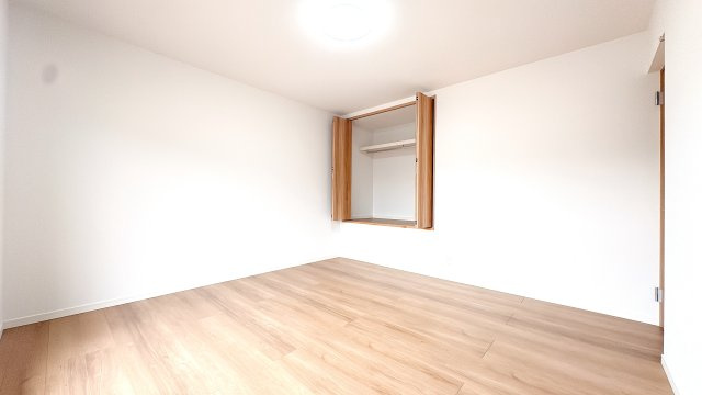 2Ｆ7．3帖の南側洋室になります♪クローゼットが2つついてるお部屋になります♪
