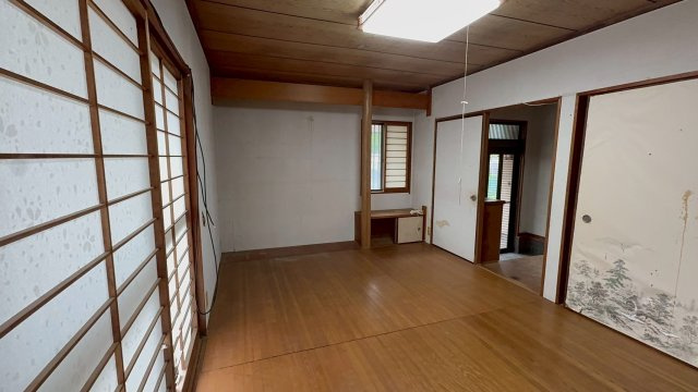 玄関横の洋室です