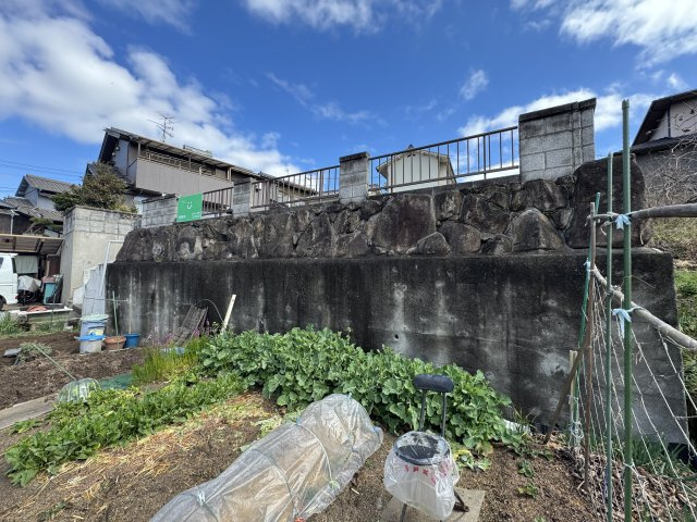 道路から一段上がった立地で、外部からの視線を受けにくく、落ち着いた住環境を確保しやすい点が魅力です。隣地との共有持ち分へ橋掛け部分を通っての進入となりますが、プライバシー性の高い住まいづくりが可能。