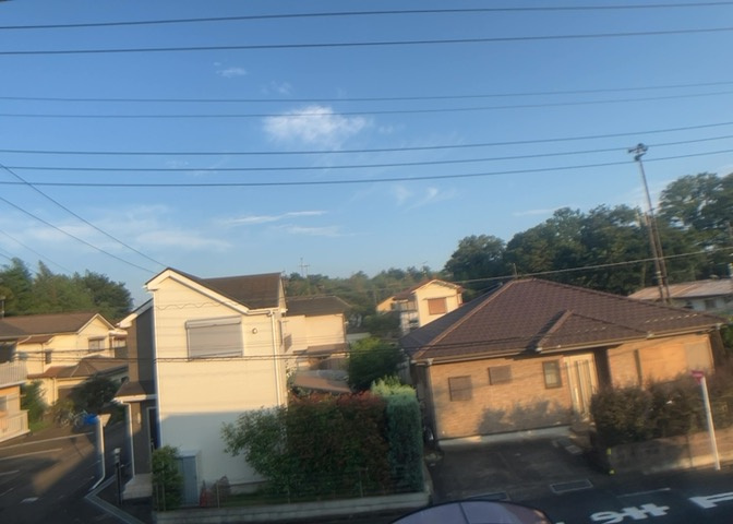 バルコニーからの眺望は緑豊かな住宅地ならではの落ち着いた景色が広がります。前面道路や隣家との間隔が大きい角地の特性を活かし、開放感あふれる心地よい風と陽光を日常的に楽しむことができるロケーションです。