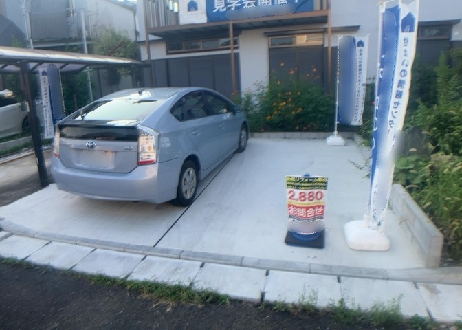 敷地内には駐車3台可能な平面駐車場とカーポートを備えています。車を複数台お持ちのご家庭やご来客時にも大変便利。角地で前面道路も平坦なため、お車の出し入れや駐車作業もスムーズにおこなうことができます。