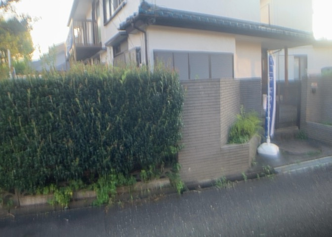 南側道路と東側道路の2面に接した接道条件が良い南東角地です。前面道路は平坦地で幅員4.0mあり、お車の出し入れも落ち着いておこなえます。陽当たりや通風性に優れた恵まれたロケーションに位置しています。
