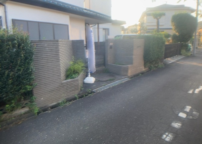 東側前面道路を含む現地の状況です。角地に位置するため隣家との接面が少なく、開放的な住環境が保たれています。平坦な道路は自転車での移動や徒歩でのご帰宅時にも足腰への負担が少なく便利なポイントです。