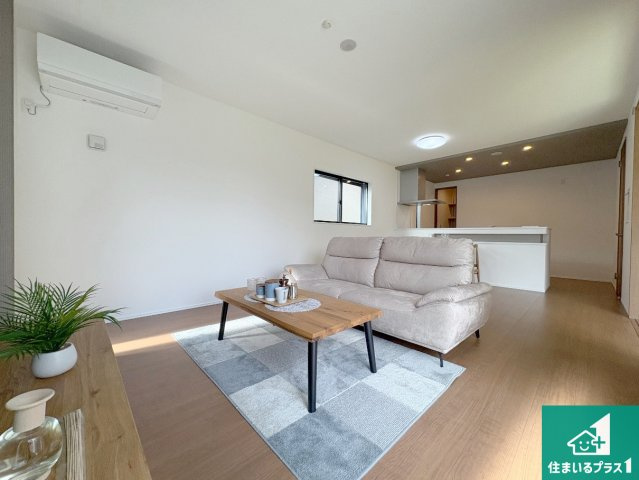 日当たり良好の明るいリビングで朝の目覚めもスッキリできそう！対面キッチンでご家族のコミュニケーションも自然と増える設計！小さなお子様が遊ぶスペースを作っても広々とくつろげるLDK！