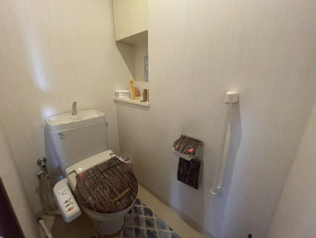 落ち着いたトイレ空間は、清潔感があり快適に利用できる設計。温水洗浄便座機能付き、手洗い一体型で快適に利用できそう。壁面には小物を置けるスペースがあり、すっきりとした空間を保ちやすい点も魅力。