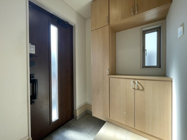 玄関ドアの採光ガラスから自然光が入り、明るい印象のエントランス。収納量の多いシューズボックスと組み合わせ、いつ来客があっても整った空間を保てます。広めの土間スペースで動きやすさも良いです。