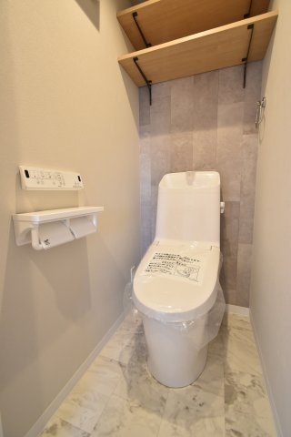 最新の節水型トイレです！隅々までお掃除のしやすい構造になっています！100年キレイが続くコーティングが施されています♪