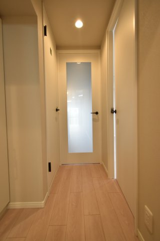 廊下に光を取り入れるリビング扉です！自然光とすっきりダウンライトがおしゃれな空間を明るく照らします♪