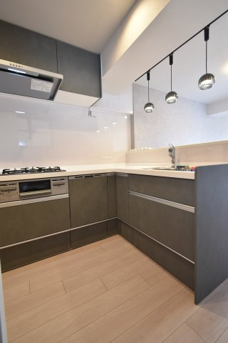 最新のシステムキッチン！家具と調和する扉面材と、使い勝手のよい収納豊富なスライド収納です♪