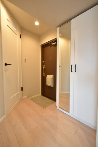 大容量のシューズボックス！便利な姿見付きです！内部は可動棚棚になっているので高さも自在に調整可能です♪