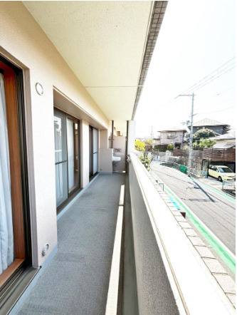 北西向き・北東向き・南東向きの3面バルコニーで陽当たり、風通し良好。北西側バルコニーにはスロップシンクがございます。汚れやすい作業を室内を汚さず行えるので、生活空間を清潔に保つことができます。