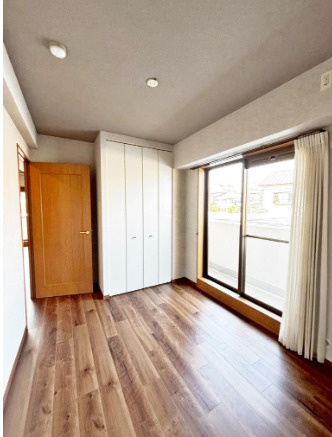 約6帖の洋室です。全室バルコニーに面したお部屋となっております。風通しが良く、明るい陽光がたっぷり差し込む心地よい生活空間です。全居室に収納もございますので、お部屋の広さを最大限に活用できます。