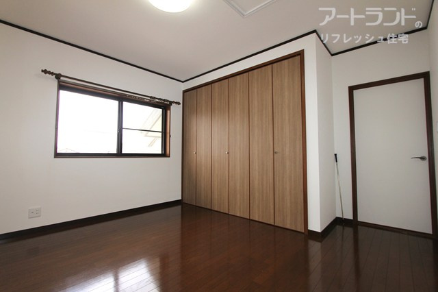 【2階洋室7.8帖】天井からはしごを下し3階屋根裏収納へ直接アクセス可能、収納スペースを有効活用♪