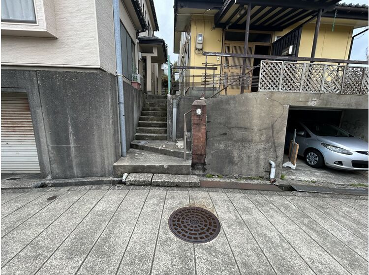 向かって左境