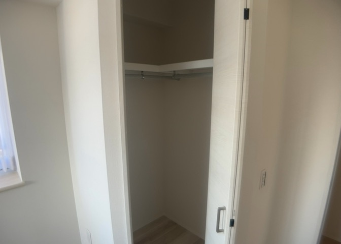 デザイン性を重視しすぎて収納が少なかった！なんてことにならないため、事前に現地で収納の数を確認しておくことをお勧めします。クローゼット以外にも床下収納や屋根裏収納、パントリーなどもチェックしましょう。