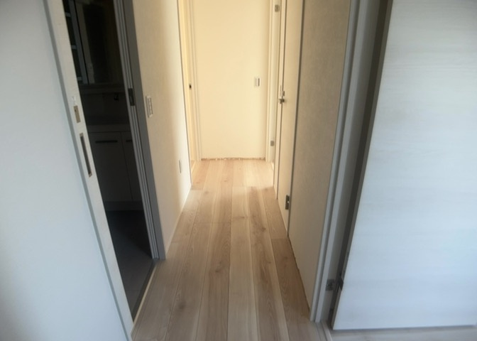 内装はとにかくおしゃれなものがいい！と選ぶ前に、まず住んだ後のことを想像してみましょう。住んでみたらコンセントの位置が悪くて使いにくいなど出てきます。事前にどの家電をどこに置くか想定しておきましょう。
