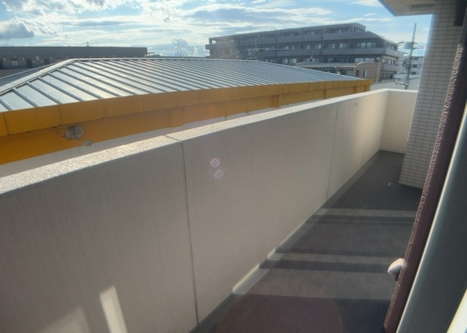 バルコニーは、室外の専用スペースのうち、「屋根がなく開放された空間」であるものを指します。ベランダより広いタイプのものが多く、日当たりもよいため家庭菜園などを楽しみたい人にとって適した環境となります。