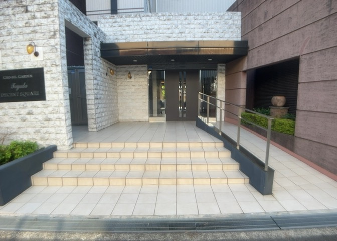 マンションのエントランスには、もともと風よけや防犯の役割がありますが、マンションによって宅配ボックスなどの設備が備わっている所もあります。日々の生活をイメージしながら生活しやすさをチェックしましょう。