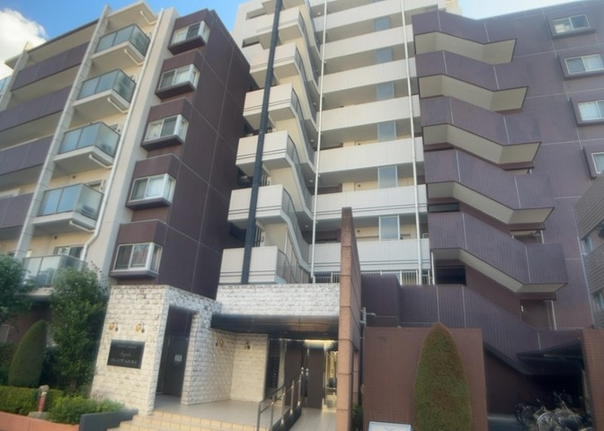 外観はマンション管理がされているかの目安になります。築年数が古いと、壁面は劣化してひび割れが生じることも！建物が古びていても細かいところが修繕されていると、きちんと管理されているなぁと感じるでしょう。