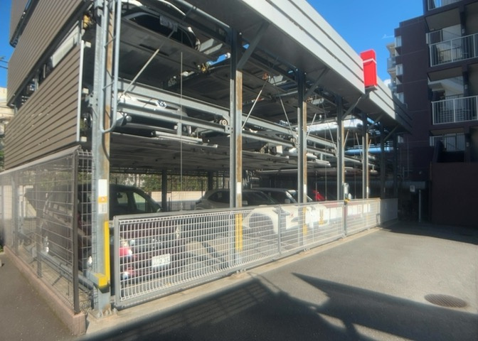 駐車場と明記されていても、最小スペースでつくられた駐車場だと大型車は駐車できなかったり、出入りしにくくなったりする可能性があります。お車のサイズと購入したい物件の駐車場のサイズを現地で確認しましょう。