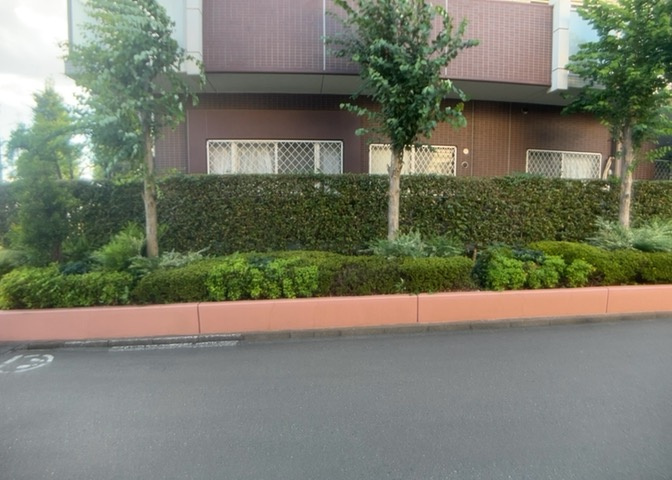 物件によっては、入居者が個人的に使用できる専用庭がついているものもあります。また、住宅の中にある土間の部分を庭と呼ぶこともあります。庭の用途は住む人によって変わり、それによってデザインもさまざまです。