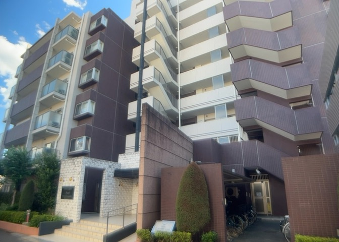 中庭（パティオ）とは、一つの建築物の内部に設けられた、壁などで囲われている庭のことを指します。コの字型、ロの字型が主流ですが、L字型の中庭もあります。最近では、インテリア性の高さからも人気があります。
