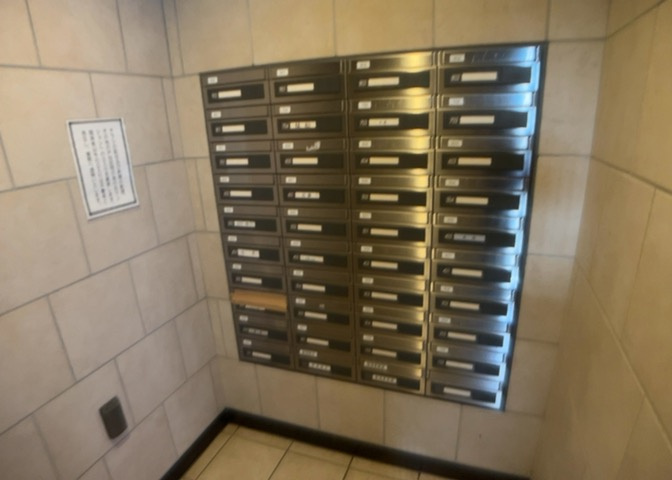 エントランス付近に設置されている集合ポストは、住んでいる部屋と離れているため、ポストをあさるなど誰かに何かされていても被害に気づきにくいです。入居する時には他人に特定されにくい番号で鍵をかけましょう！