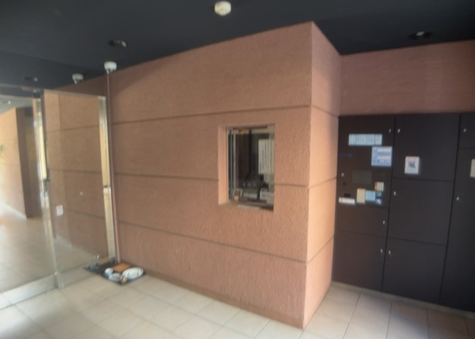 受付はマンションコンシェルジュがいる場合もあれば、管理人が滞在する小部屋を総称して呼ぶことがあります。主にエントランスに設置されていることから、防犯面でも期待ができます。防犯設備がない場合はより安心！