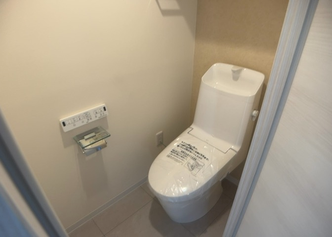 トイレは大きさや形、機能、抗菌性などが異なる多種多彩なタイプが各メーカーから出ています。それぞれに良さがあるため、事前にどういったタイプのトイレがいいのかをご家庭内で決めて、内見に行くといいでしょう。