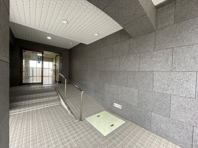 明るく広々としたエントランスが迎えてくれます。　