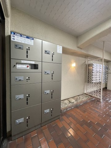 宅配ボックス付きで、忙しい方の荷物受け取りもスマートに。　