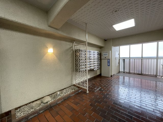 明るく広々としたエントランスが迎えてくれます。　
