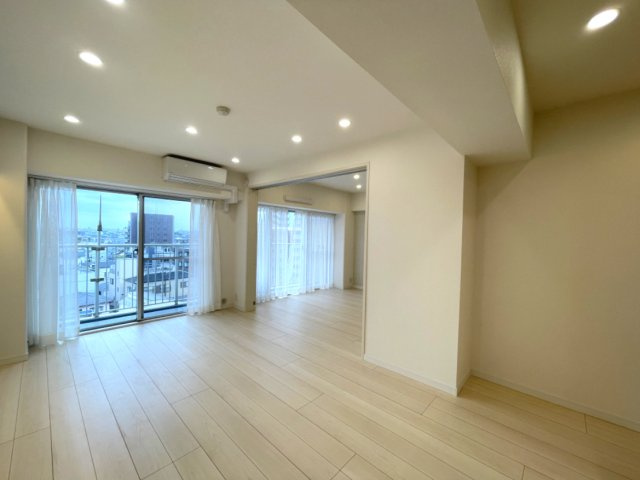 広々としたLDKは、隣接するお部屋の扉を開けて、さらに解放感ある空間に。　