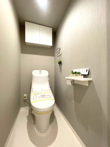 温水洗浄便座付きの清潔感あるトイレは、落ち着いた空間に。　