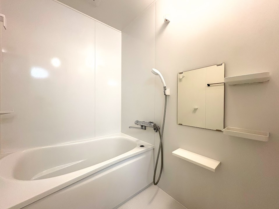 ◆モダンデザインの空間が気持ちよさを高めてくれるバスルーム。すっきりとした清潔感の中に都会的なセンスが感じられ、心身をリフレッシュできる寛ぎを深めてくれるスペースです。
