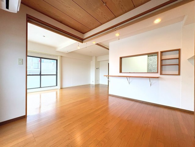 ◆ご家族の会話がはずむ、開放的なＬＤＫです。休日はお陽さまの光をたっぷりととりこめるぽかぽかリビングで過ごしませんか？