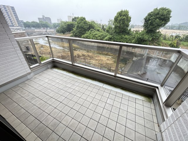 開放的で明るい空間を演出してくれるバルコニーです