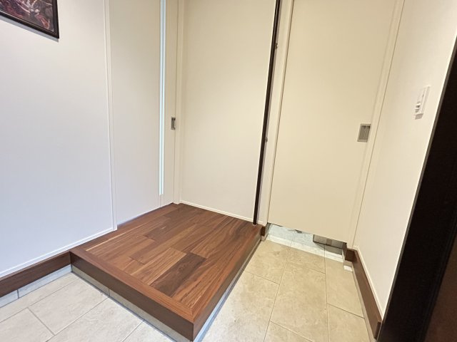 収納もある玄関です