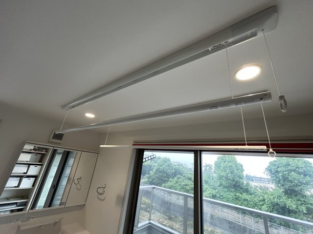 洗面スペースに部屋干しできるホスクリーン完備