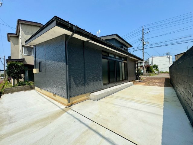 敷地内に車や自転車、バイクを並べて駐輪・駐車が可能です。