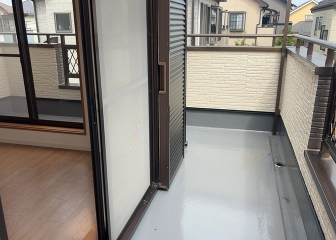 バルコニーは、室外の専用スペースのうち、「屋根がなく開放された空間」であるものを指します。ベランダより広いタイプのものが多く、日当たりもよいため家庭菜園などを楽しみたい人にとって適した環境となります。