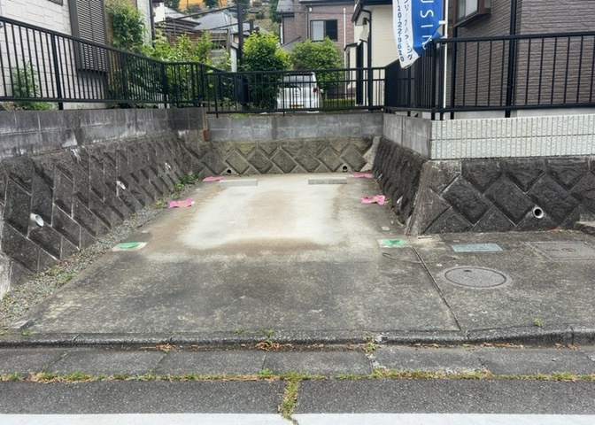 駐車場と明記されていても、最小スペースでつくられた駐車場だと大型車は駐車できなかったり、出入りしにくくなったりする可能性があります。お車のサイズと購入したい物件の駐車場のサイズを現地で確認しましょう。