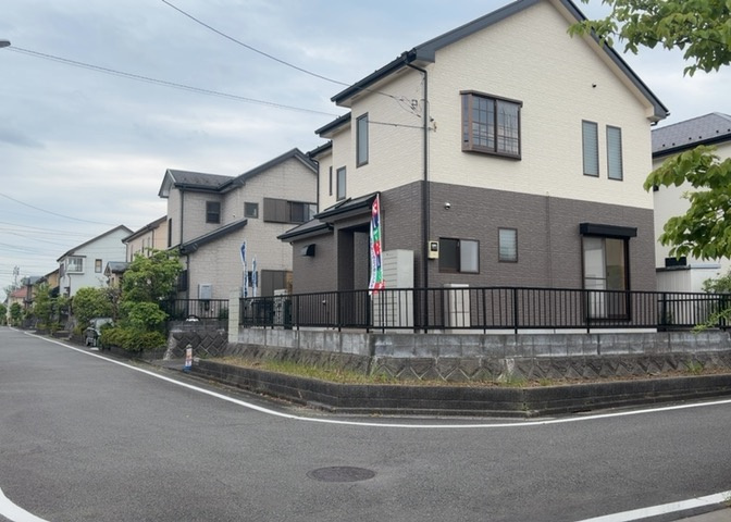 住宅用の土地では前面道路に2m以上接していなければならないと法律で定められています。しかし、お持ちの車のサイズやライフスタイルなどにより、2mでは利便が悪い場合もございますので、事前に確認しましょう。