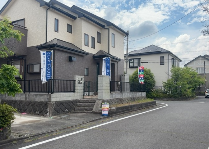 お持ちの車種によっては前面道路が広い方が便利でしょう。しかし、前面道路が広ければその分交通量が多くなるため、騒音などが気になる場合があります。実際に現地を見学し、周辺交通量や騒音などを確認しましょう！