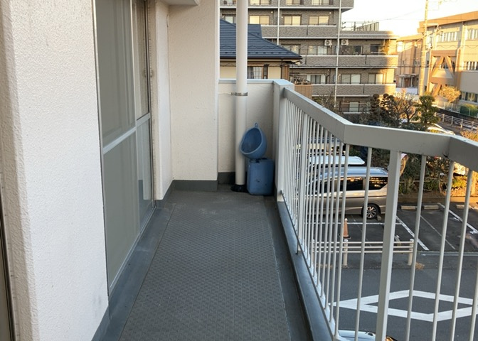 バルコニーは、室外の専用スペースのうち、「屋根がなく開放された空間」であるものを指します。ベランダより広いタイプのものが多く、日当たりもよいため家庭菜園などを楽しみたい人にとって適した環境となります。
