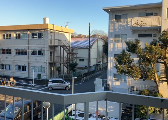 眺望の良さを楽しめるダイニングキッチンで家族団らんの時間を過ごしてはいかがでしょうか。バルコニーから見える景色を家族で眺める時間は、時間が経つのを忘れてしまいそうですね。是非、現地を見に行きましょう！