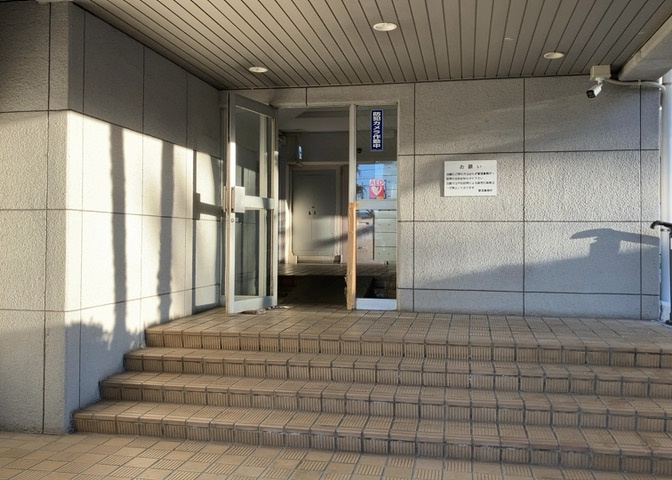 マンションのエントランスには、もともと風よけや防犯の役割がありますが、マンションによって宅配ボックスなどの設備が備わっている所もあります。日々の生活をイメージしながら生活しやすさをチェックしましょう。